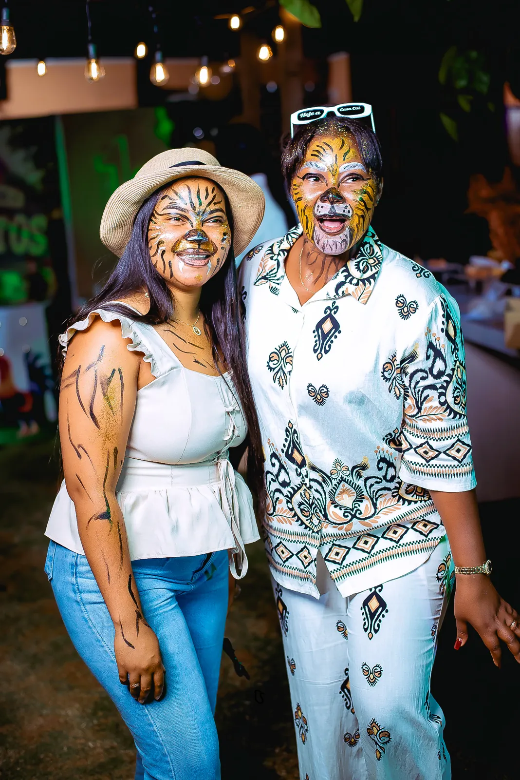 Duas convidadas com pintura facial de tigre