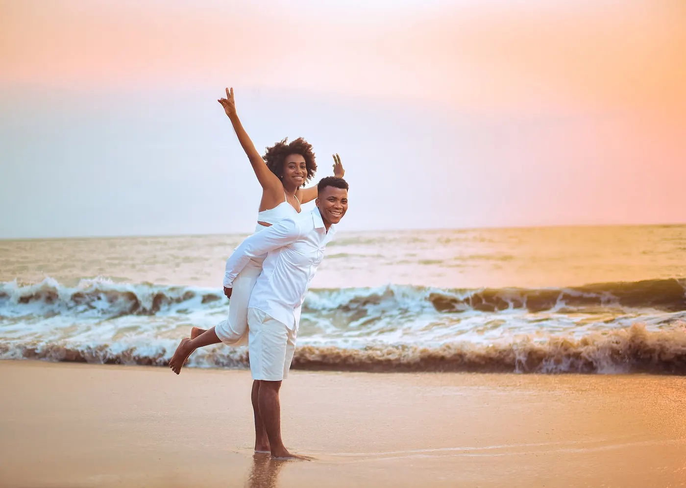 Casal na praia ao pôr-do-sol